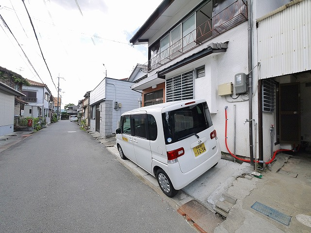 ハウス小林町の駐車場
