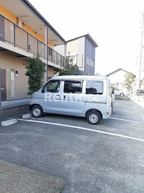 ファミール桂の駐車場