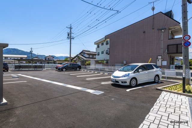シャルマンの駐車場