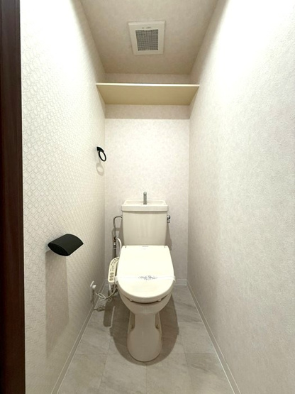 【トイレ】 | ルネス・ヴィエルジュ | トイレは温水洗浄便座付き♪人気のバストイレ別です♪小物を置ける便利な棚やタオルハンガーも付いています！
