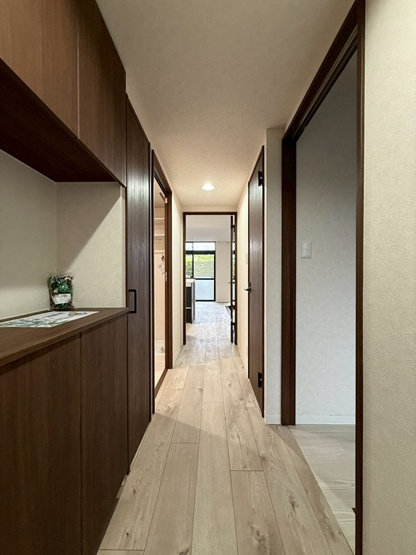 【玄関】 | ルネス・ヴィエルジュ | 玄関から室内への景観です！右手に洋室4.5帖のお部屋、左手にバスルームと洗面所があります☆