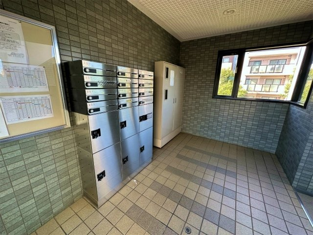 【エントランス】 | ルネス・ヴィエルジュ | 共用エントランスには宅配BOXがあるので荷物の受け取りもスムーズに♪再配達を依頼する手間が省けます☆