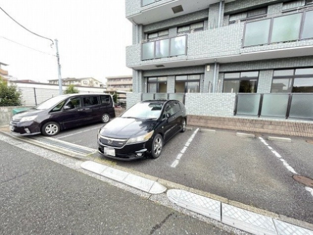 【駐車場】 | ルネス・ヴィエルジュ | いつでも目の届く敷地内に駐車場があります♪荷物がかさばりがちなお買物にも、敷地内駐車場があると便利ですよね☆