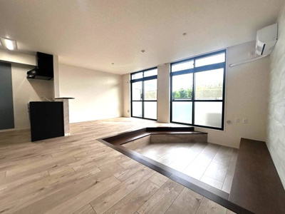 【居間・リビング】 | ルネス・ヴィエルジュ | 南西向きリビングダイニングキッチン18.5帖☆バルコニーに繋がる角部屋のお部屋です♪エアコン付きで1年中快適に過ごせますね☆