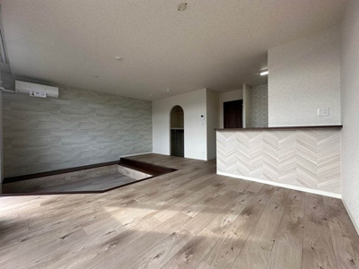 【居間・リビング】 | ルネス・ヴィエルジュ | 南西向きリビングダイニングキッチン18.5帖☆女性に人気なカウンターキッチンです！お話しながら料理ができるってうれしい♪