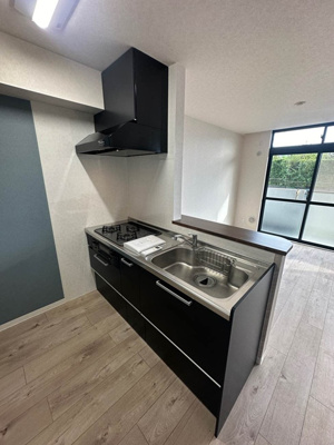 【キッチン】 | ルネス・ヴィエルジュ | 3口ガスコンロ/グリル付きシステムキッチンです☆場所を取るお鍋やお皿もすっきり収納できます♪