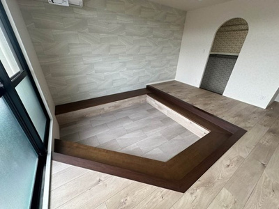 【内装】 | ルネス・ヴィエルジュ | ダウンフロア5帖☆キッズスペースなど多用途に使えそうですね♪ダウンフロア横にはウォークインクローゼットがあります◎