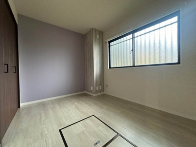 【洋室】 | ルネス・ヴィエルジュ | 洋室4.5帖☆玄関側にある角部屋です！ベッドを置いて寝室にするのもオススメ☆オシャレなアクセントクロスが魅力的です☆