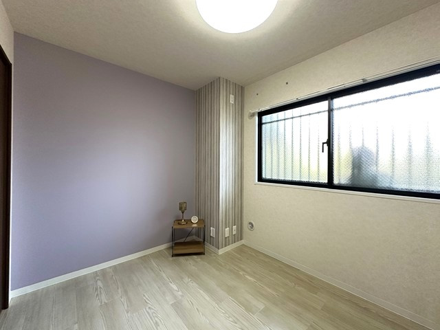 【洋室】 | ルネス・ヴィエルジュ | 洋室4.5帖☆玄関側にある角部屋です！ベッドを置いて寝室にするのもオススメ☆オシャレなアクセントクロスが魅力的です☆