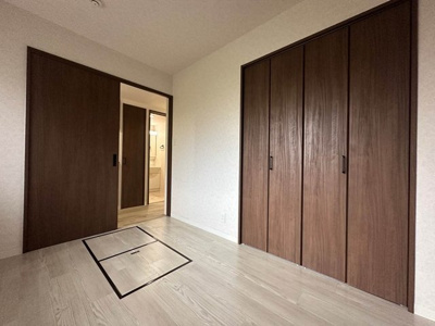 【寝室】 | ルネス・ヴィエルジュ | 洋室4.5帖☆クローゼットがあります！お洋服の多い方もお部屋が片付いて快適に過ごせます♪床下回転収納も完備◎