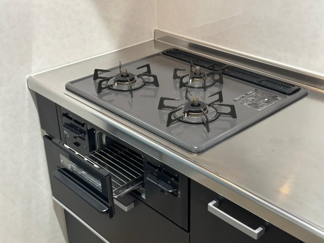 【キッチン】 | ルネス・ヴィエルジュ | グリル付き3口ガスコンロのシステムキッチンです☆グリルがあるとお料理の幅が広がりますね♪自炊生活で楽しく健康に！