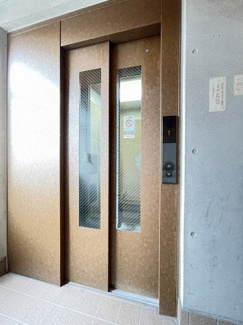 【その他共用部分】 | エレベーター付き！荷物の多い日や疲れた日でも、2階までラクラク上がれます☆