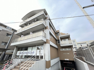 【外観】 | 小田急線「柿生」駅まで徒歩2分の好立地！鉄筋コンクリートの4階建てマンションです♪通勤通学はもちろん、お買い物やお出かけにもGood☆