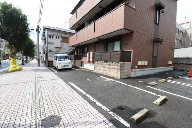 アーバン　キューブの駐車場