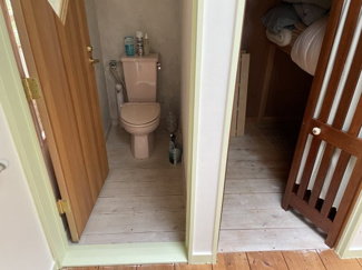 【トイレ】 | 【北杜市大泉町西井出】アトリエの雰囲気を味わえる別荘 | ２階にあるトイレと収納スペース