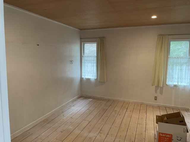 【北杜市大泉町西井出】アトリエの雰囲気を味わえる別荘の洋室|２階の西側中央にある洋室