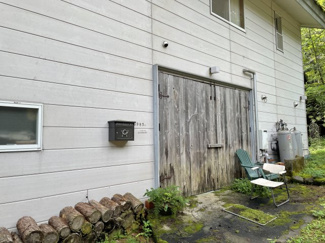 【外観】 | 【北杜市大泉町西井出】アトリエの雰囲気を味わえる別荘 | 玄関