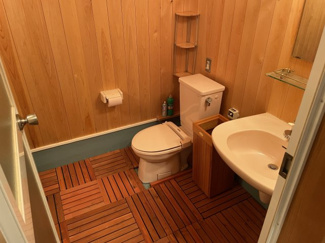 【トイレ】 | 【北杜市大泉町西井出】アトリエの雰囲気を味わえる別荘 | トイレの横には浴槽を設置するスペースがあります。