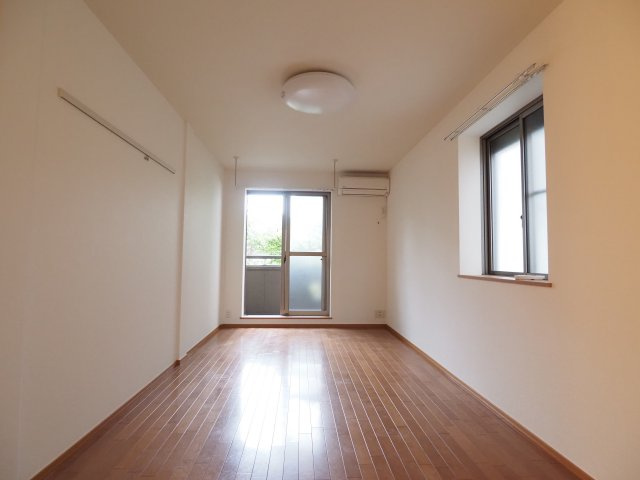 【居間・リビング】 | メゾン四季 | 2面採光で風通しも良好なお部屋です！　