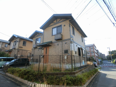 【外観】 | ベル・アムールA | 小田急線「栗平」駅まで徒歩7分！ペットOK♪ワンちゃんと一緒に暮らせるテラスハウス♪スーパーも近くて便利な住環境です☆