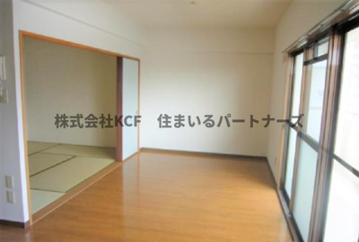 【居間・リビング】 | グリーンビル旗崎 | こちらのリビングで趣味の時間をお楽しみください