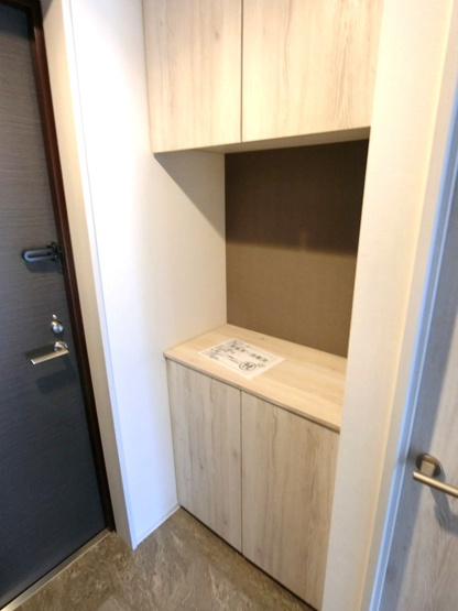 【玄関】 | LOC’S/ロックス相模大野B | 玄関には上下タイプのシューズボックス付き！間のスペースは飾り棚や小物置き場として活用できます♪お客様もスムーズにお出迎えできますね♪