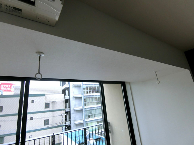 【設備】 | LOC’S/ロックス相模大野B | 洋室12.9帖のお部屋にある室内物干しです！雨の日やお出掛け時の室内干しにとても便利☆花粉や梅雨の時期に重宝しますね♪