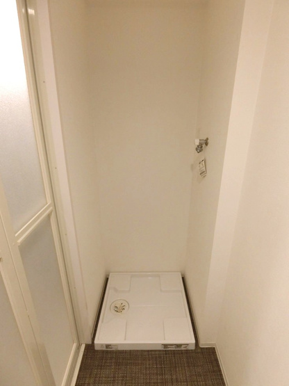 【設備】 | LOC’S/ロックス相模大野B | 洗面所内にある室内洗濯機置き場です♪防水パンが付いているので万が一の漏水にも安心です！室内に置けるので洗濯機が傷みにくい☆