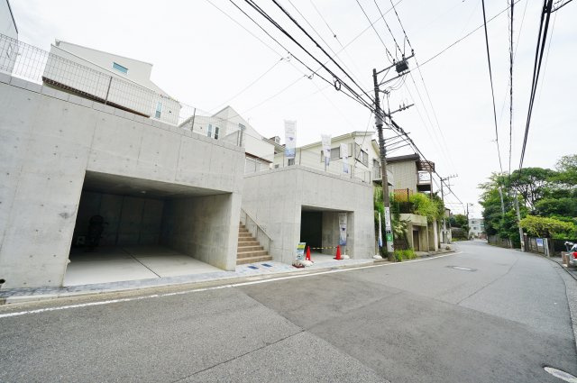 和田町駅、徒歩約13分。ヨーロッパ漆喰を採用したやさしい自然素材のお住まいの前面道路含む現地写真