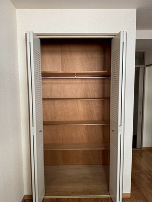 【収納】 | ベガプラザビル | 洋室8帖のお部屋にある床下回転収納です！回転式なので、収納した物が取りやすくて便利ですね◎