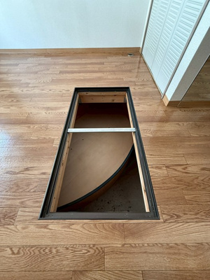 【収納】 | ベガプラザビル | キッチンにある床下収納です！食品・日用品の保存に便利ですよね☆調味料などの買い置きにもぴったり♪