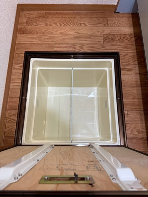 【玄関】 | ベガプラザビル | 玄関には上下タイプのシューズボックス付き！間のスペースは飾り棚や小物置き場として活用できます♪