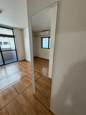 【設備】 | ベガプラザビル | 洗面所内、シャンプードレッサー横にある室内洗濯機置き場です♪防水パンが付いているので万が一の漏水にも安心です！