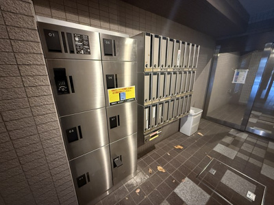 【その他共用部分】 | ベガプラザビル | 共用エントランスには宅配BOXがあるので荷物の受け取りもスムーズに♪再配達を依頼する手間が省けます☆