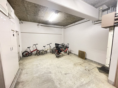 【その他共用部分】 | ベガプラザビル | 屋内駐輪場があるので雨が降っても安心です☆荷物が重いときに自転車があれば助かりますね！