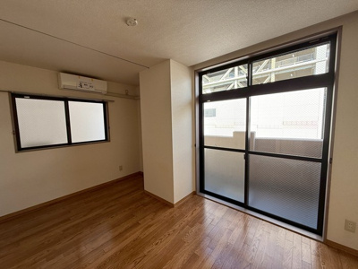 【洋室】 | ベガプラザビル | 南東向き洋室8帖☆バルコニーに繋がる角部屋二面採光のお部屋です！エアコン付きで1年中快適に過ごせますね☆床下回転収納も完備しています◎