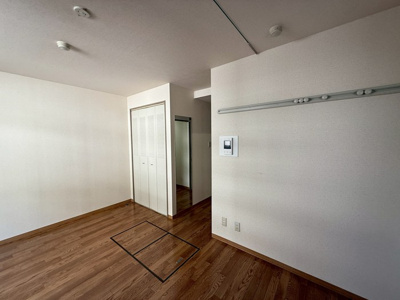 【寝室】 | ベガプラザビル | 南東向き洋室8帖☆クローゼットがあります♪壁にはピクチャーレールがあり、絵や写真が飾れます☆ハンガー掛けとしても便利！