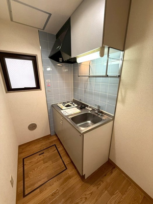 【キッチン】 | ベガプラザビル | 1口ガスコンロ付きのキッチンです！窓があるので換気もOK♪場所を取るお鍋やお皿もたっぷり収納できてお料理がはかどります！床下収納も完備◎