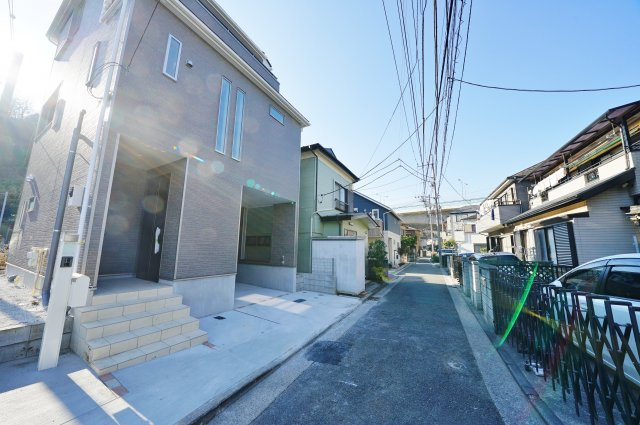 保土ケ谷区川島町　新築戸建ての前面道路含む現地写真