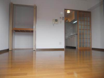 ミレニアム公和Ⅲの居間・リビング|洋室