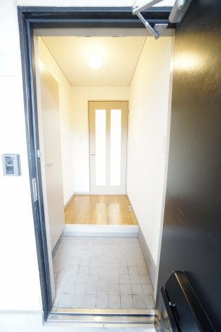 【玄関】 | ガーデンプレイスめいわ | ※同物件、同タイプ、間取り反転のお部屋です
