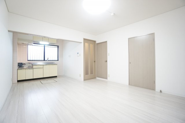 【居間・リビング】 | ガーデンプレイスめいわ | ※同物件、同タイプ、間取り反転のお部屋です