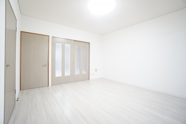【居間・リビング】 | ガーデンプレイスめいわ | ※同物件、同タイプ、間取り反転のお部屋です