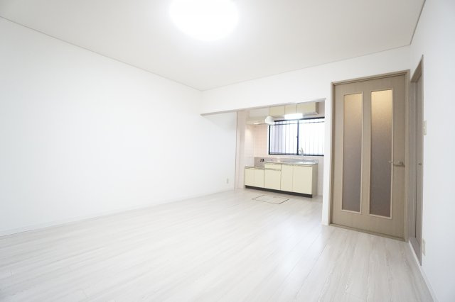 【居間・リビング】 | ガーデンプレイスめいわ | ※同物件、同タイプ、間取り反転のお部屋です