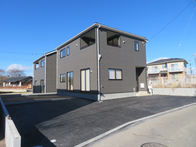 高崎市吉井町塩川第１（全4棟）4号棟の外観|美しい街並みの分譲地です。車の出し入れもラクラクなカースペース及び広々な前面道路です。 車の運転が苦手な奥様もこれなら安心です(^▽^)/