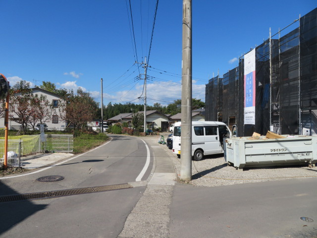 高崎市吉井町塩川第１（全4棟）4号棟の前面道路含む現地写真|美しい街並みの分譲地です。車の出し入れもラクラクなカースペース及び広々な前面道路です。 車の運転が苦手な奥様もこれなら安心です(^▽^)/