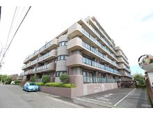 【外観】 | 全面タイル張りによる重厚感溢れる外観です！