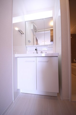 ヴィラ レガーロ　Ｂの独立洗面台|朝の支度にも助かる、独立の洗髪洗面化粧台