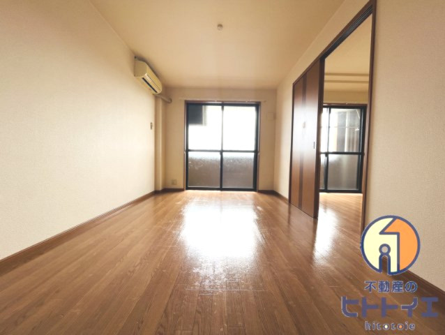 エバーグリーン国武の居間・リビング|10.4帖のリビングルームです♪