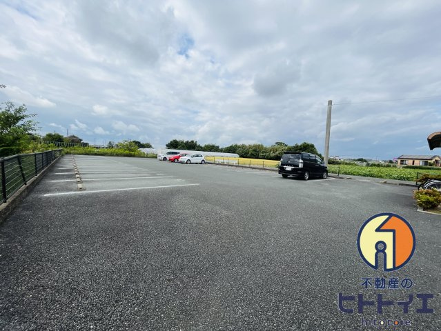 エバーグリーン国武の駐車場|駐車場が広くバック駐車が苦手な方にも安心です♪